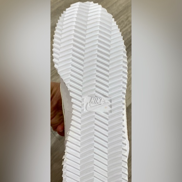 Nike: White and Gold Cortez Basic Junior Trainers- Size 4Y us - Picture 11 of 15